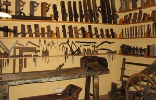 Exposició d'eines de fuster i de pagès