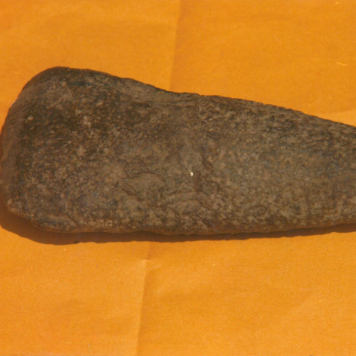 Destral de basalt trovada a Puig Mari