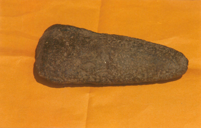 Destral de basalt trovada a Puig Mari