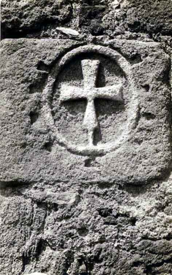 Església de Sant Esteve. Creu gravada en el mur