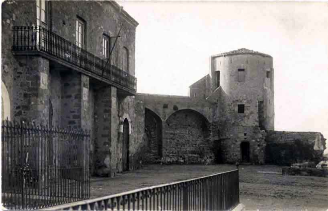 Torre de la muralla i plaça del Castell