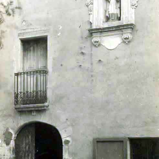 Casa amb capelleta de San Martí a la façana