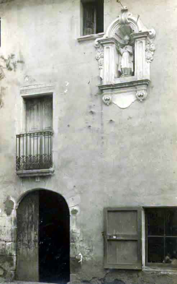Casa amb capelleta de San Martí a la façana
