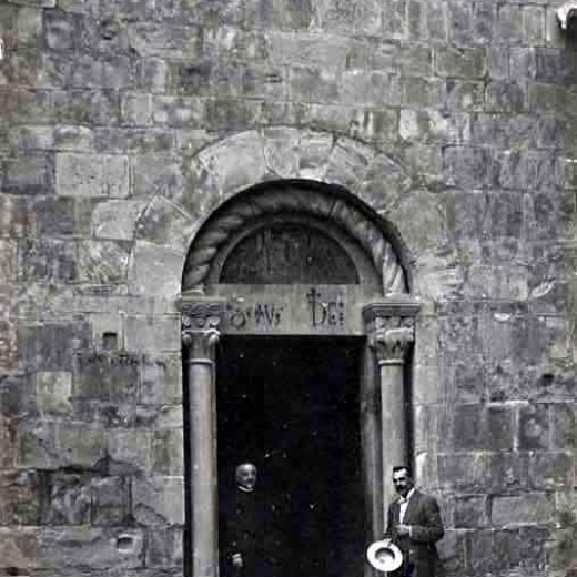 Dos homes davant la portalada de l' Església de Sant Salvador