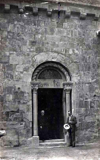 Dos homes davant la portalada de l' Església de Sant Salvador