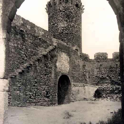 Plaça d'armes i torre de les Hores