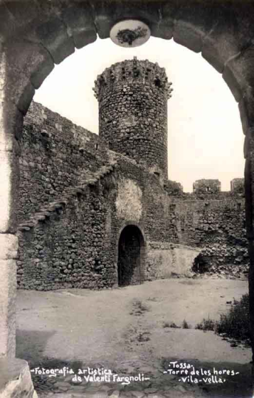 Plaça d'armes i torre de les Hores