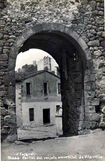 Plaça d'Armes i portal Vila Vella