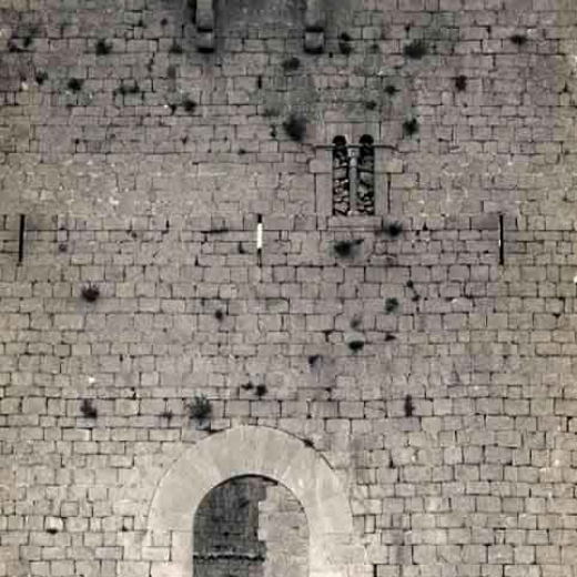 Castell del Montgrí. Detall de la façana