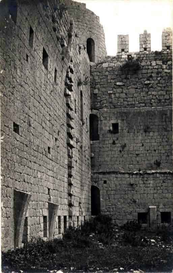 Castell del Montgrí. Detall del pati.