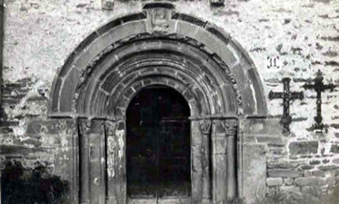 Església de Santa Eugènia de Saga. Portalada