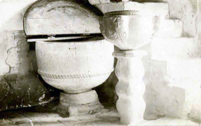 Església de Sant Martí de Bianya. Pica baptismal i pica d'aigua beneïda