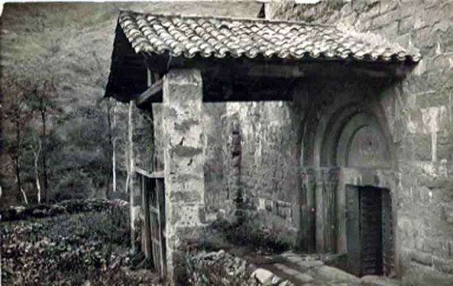 Església de Sant Joan les Fonts. Porxo i portalada