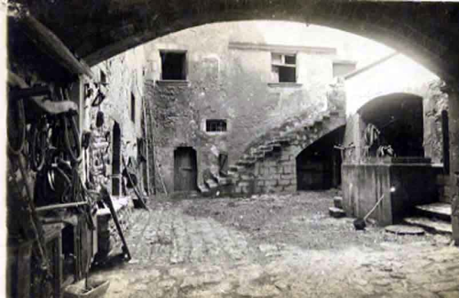 Castell de Cartellà. Pati