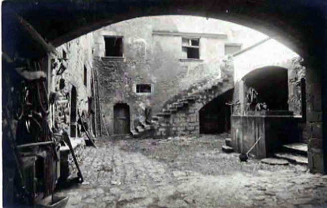 Castell de Cartellà. Pati