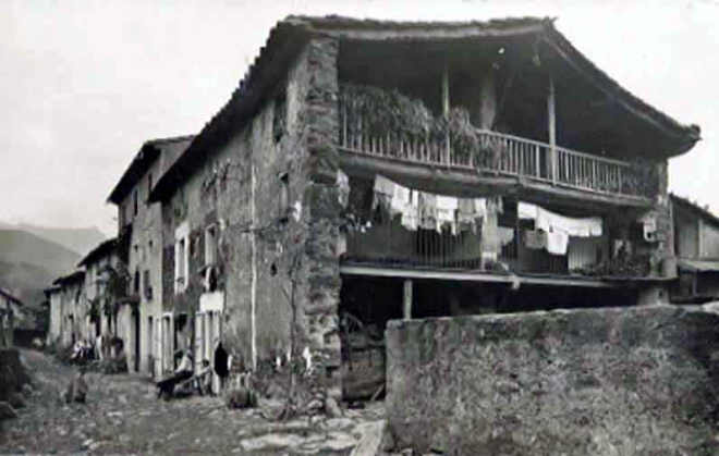 Carrer de cases d'Hostalets d'en Bas