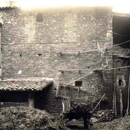 Castell de Ravós del Terri. Pati