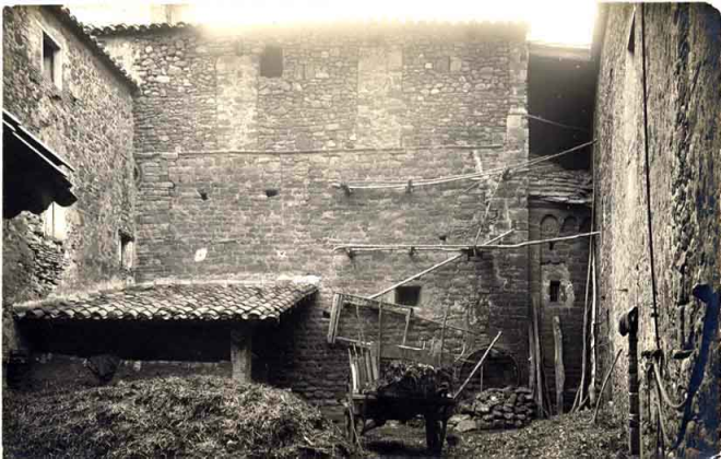 Castell de Ravós del Terri. Pati