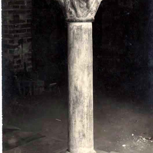 Columna i capitell d'estil romànic o Columna Comas