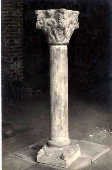 Columna i capitell d'estil romànic o Columna Comas