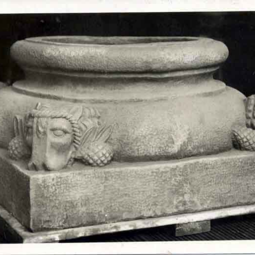 Base de columna decorada amb pinyes i bucrànis