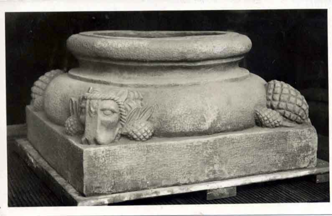 Base de columna decorada amb pinyes i bucrànis