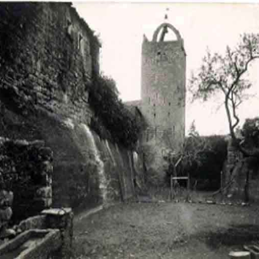 Fossar, muralles i torre campanar