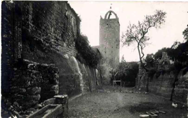 Fossar, muralles i torre campanar