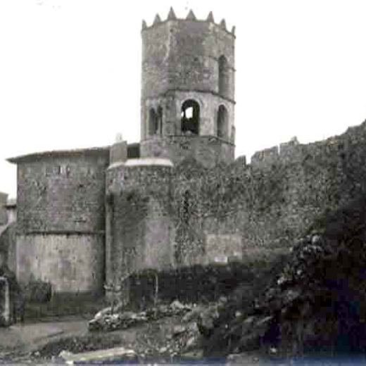 Església de Sant Pere de Galligans. Muralla i torre campanar