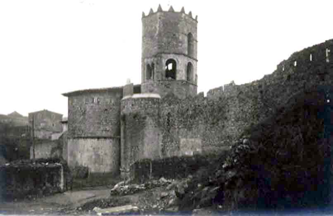 Església de Sant Pere de Galligans. Muralla i torre campanar