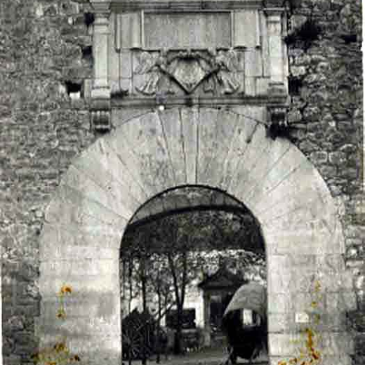 Les Àligues. Portal d'entrada
