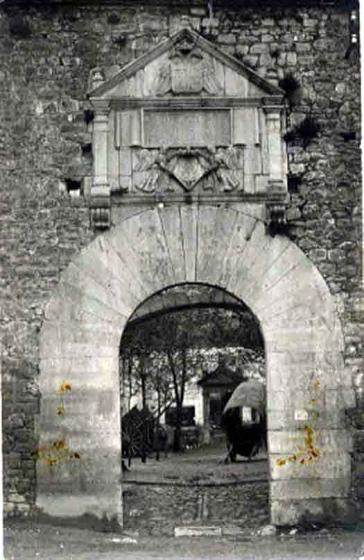 Les Àligues. Portal d'entrada
