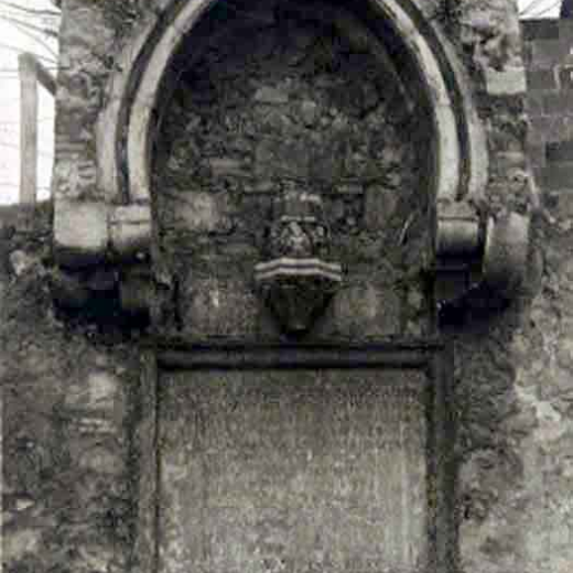 Fornícula i làpida commemorativa de la prèdica de Sant Vicenç Ferrer