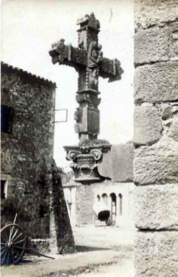 Església Sant Esteve. Creu amb la Mare de Déu i el nen.
