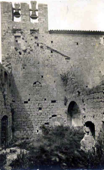 Castell de Bellcaire. Pati i campanar