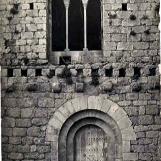 Castell de Bellcaire. Porta de la capella de Sta Maria.