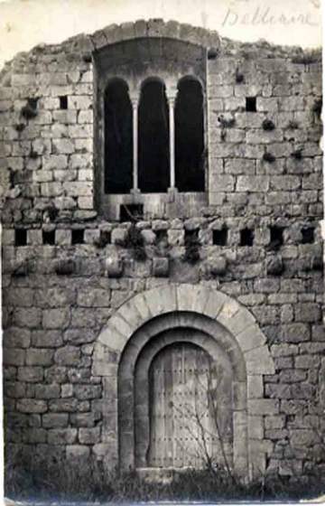 Castell de Bellcaire. Porta de la capella de Sta Maria.