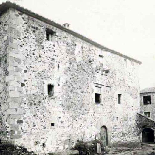 Castell o casa forta dels Montpalau. Façana