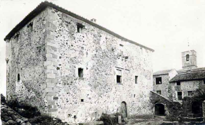 Castell o casa forta dels Montpalau. Façana