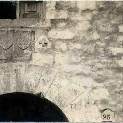 Casa dels Templers. Façana amb escuts