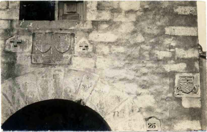 Casa dels Templers. Façana amb escuts