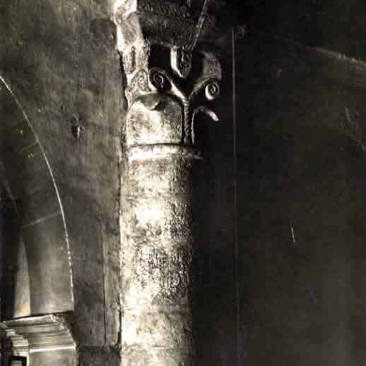 Església de Sant Llorenç d'Adri. Detall d'un capitell