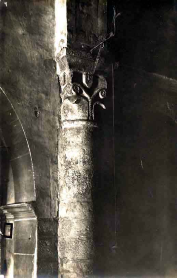 Església de Sant Llorenç d'Adri. Detall d'un capitell