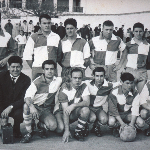 Equip de fútbol de la Unió Esportiva de Maçanet l'any 1963 al camp de Vidreres.

De dreta a esquerra: Codina, Brunet, Viader, Casanovas, Comas, i Guerrero (porter)

Agenollats: Saturní Costa, massatgista, Selva, Constans, Valverde, Tarres i Pujol