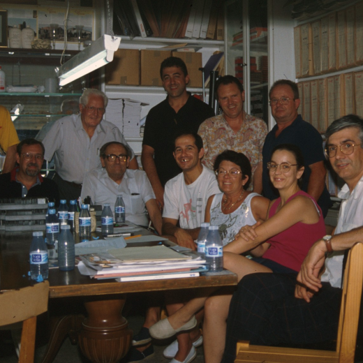 Junta directiva del Taller d'Història l'any 1994 i col·laboradors.

Josep Tello, Martí Tomàs, Joan Romaguera, Narcís Vilella, Josep Panosa.

Asseguts: Joan LLinàs, Lluís Soler, Josep Reyner, Josep Costa, M Assumpció Artigas, Núria Masdemont i Juli Campeny