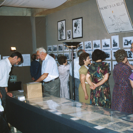 Esposició de fotografies organitzada pel Taller d'Història dedicada al fotògraf Valentí Fargnoli.

Es pot veure a Josep Aregay i Pere Parera mirant la taula. I reconeguts d'esquena hi ha Mercé Gruart, Maria Vendrell, Concepció Ferrando i Martí Rossell.