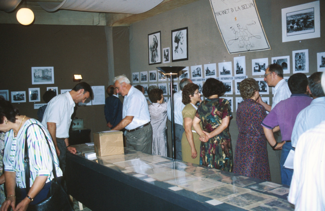Esposició de fotografies organitzada pel Taller d'Història dedicada al fotògraf Valentí Fargnoli.

Es pot veure a Josep Aregay i Pere Parera mirant la taula. I reconeguts d'esquena hi ha Mercé Gruart, Maria Vendrell, Concepció Ferrando i Martí Rossell.