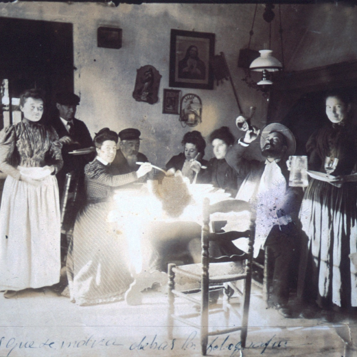 Francesca Deulofeu minyona, Àngel criat assegut a taula; Joaquima de Trinxeria i Ruscalleda; Antoni de Trinxeria i de Bosch, Maria Doy gonzalez, Mercè Clos Grèvol i Francisco de Trinxeria Ruscalleda i una criada.