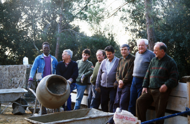Obres de restauració a Sant Jordi.

D'esquerra a dreta: el morenito Pepe, Xavier Vergés, Jordi Vergés, Josep Panosa, Josep Soler, Juli Campeny, Martí Tomàs i Joan Machado.