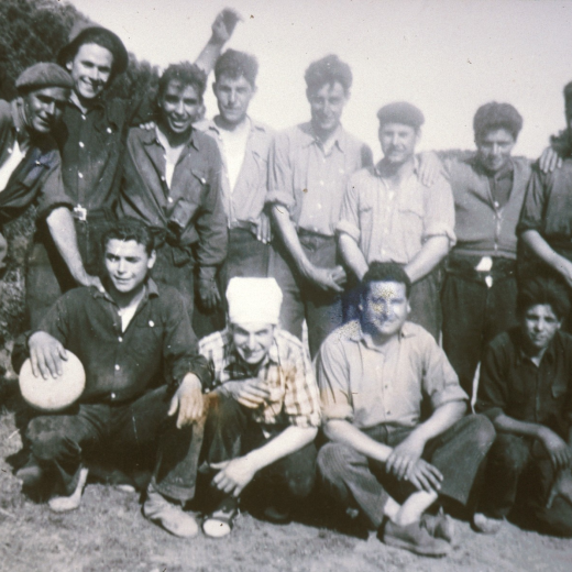 Equip de fútbol del veinat de Can Miquel Ferrer.

Prats, Poch, Batllé, Folgueras, Parera, Presas, Gispert i Valentí.

Asseguts a davant: F. Poch, Falgueras i el mosso de Cartellà.